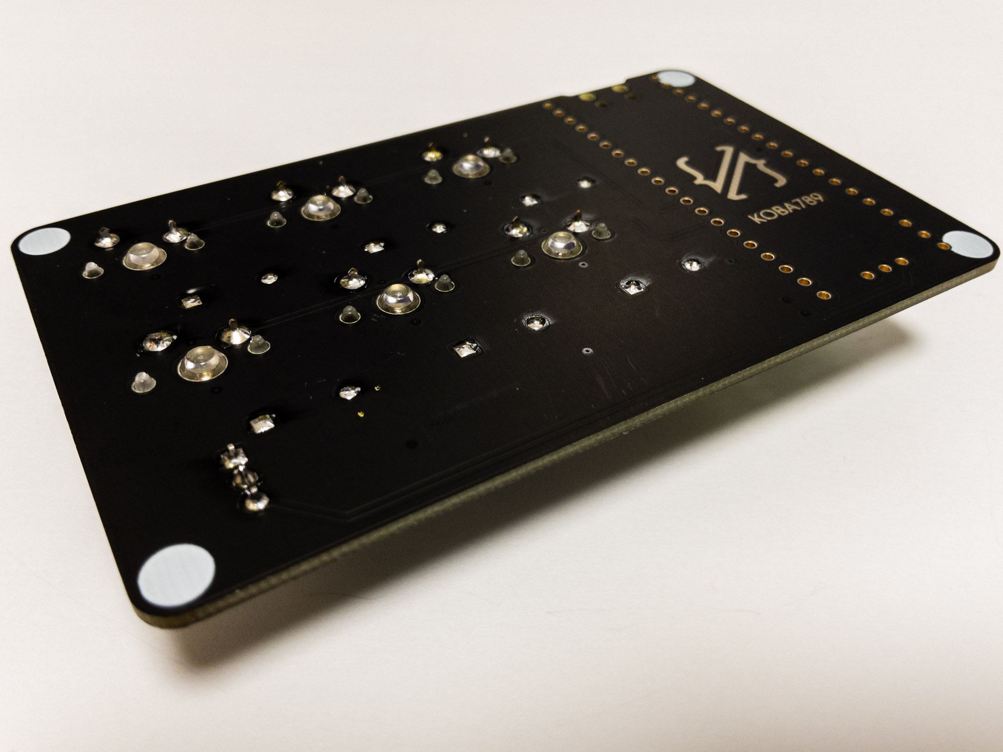 すべてのキースイッチをはんだ付けした後(裏面)