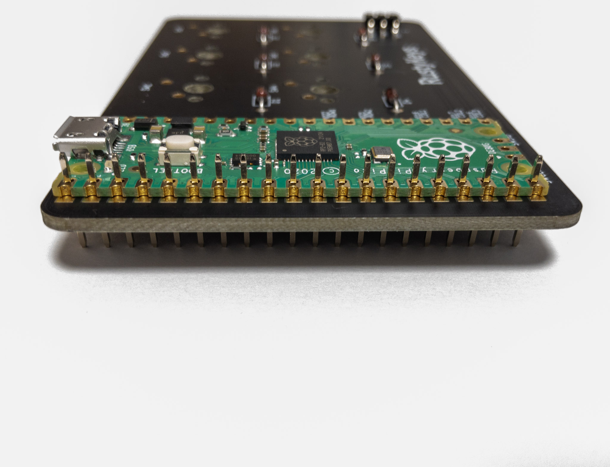 基板裏面からピンヘッダ(20ピン)を差し込む